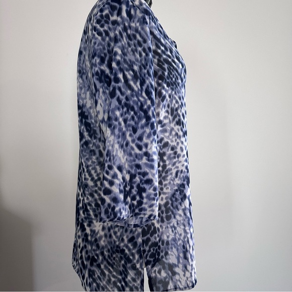 Chico’s blue animal print tunic Size 2. - Picture 4 of 10